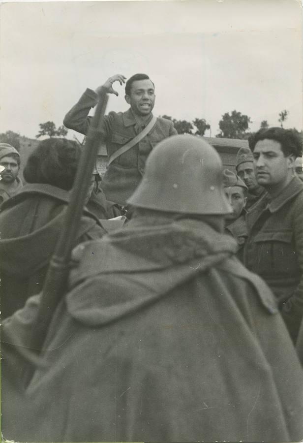 Miguel Hernández recitando en el frente de la Guerra Civil. 