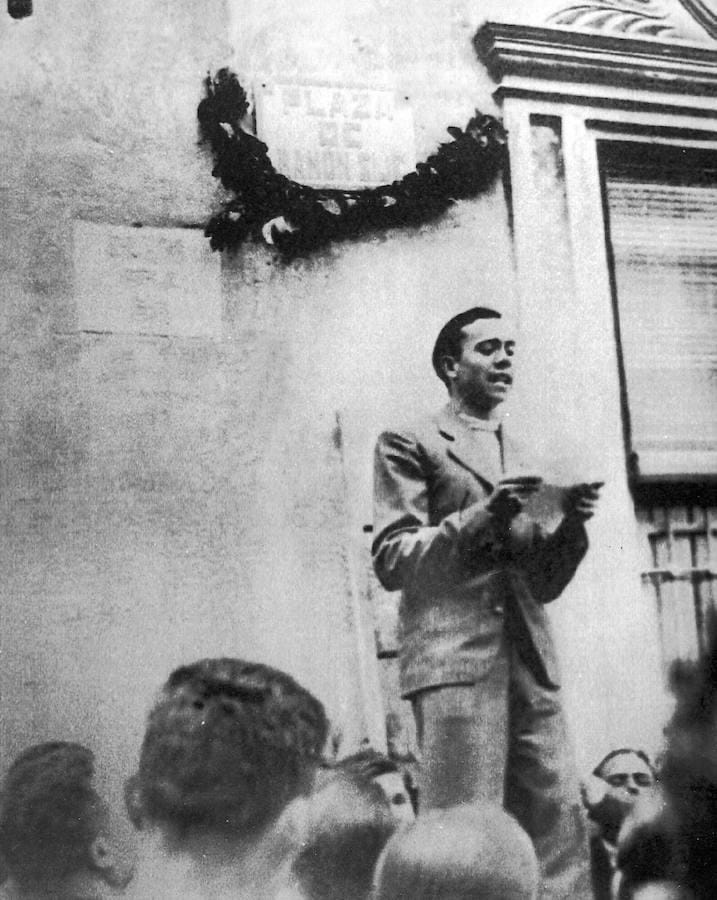 Miguel Hernández en la inauguración de la plaza dedicada a Ramón Sijé en Orihuela, en abril de 1936. 