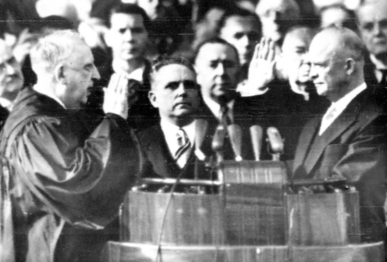 Eisenhower hace el solemne juramento. 