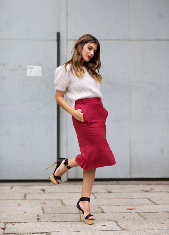 Falda midy la mejor compañera para asistir a la oficina. En el «streetstyle» han sido numerosas las famosas e influencers las que se han dejado ver con una de ellas. Son comodas y visten muchisimo, son una gran opción para ir a la oficina.