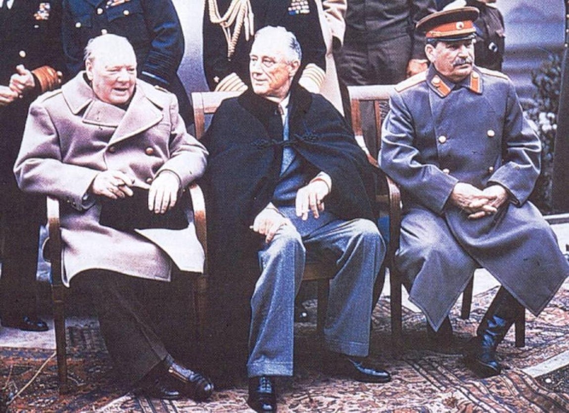 Conferencia de Yalta en 1945 entre Churchill, Rooseveltd y Stalin. 