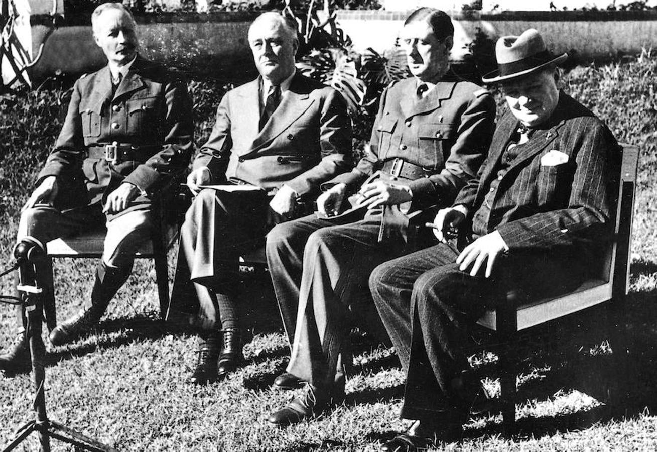 Conferencia en Casablanca, celebrada entre el 14 y el 24 de enero de 1943.. De izquierda a derecha: Giraud, Roosevelt, De Gaulle y Churchill