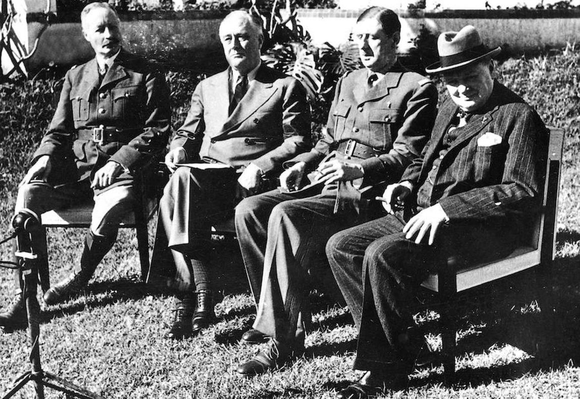 Conferencia en Casablanca, celebrada entre el 14 y el 24 de enero de 1943.. De izquierda a derecha: Giraud, Roosevelt, De Gaulle y Churchill