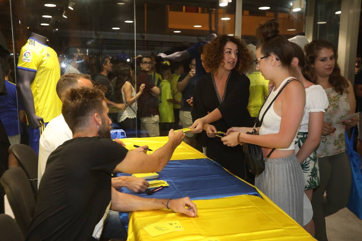 FOTOS: Mágico apadrina la nueva equipación del Cádiz CF