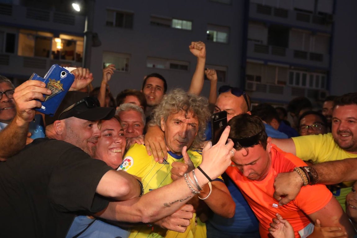 FOTOS: Mágico apadrina la nueva equipación del Cádiz CF