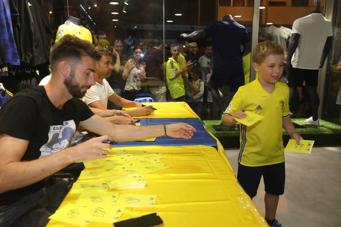 FOTOS: Mágico apadrina la nueva equipación del Cádiz CF