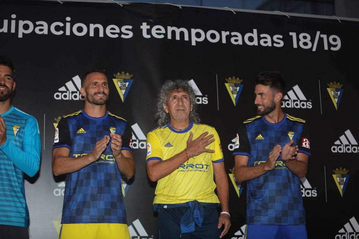 FOTOS: Mágico apadrina la nueva equipación del Cádiz CF