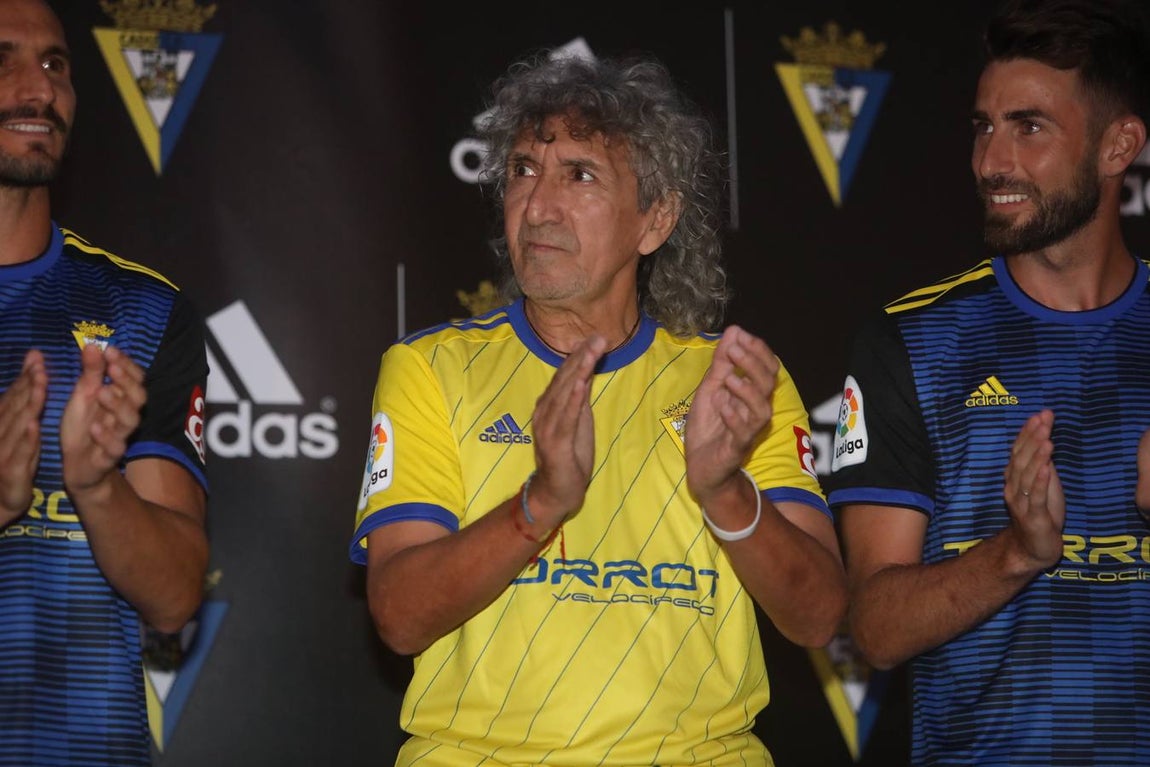 FOTOS: Mágico apadrina la nueva equipación del Cádiz CF