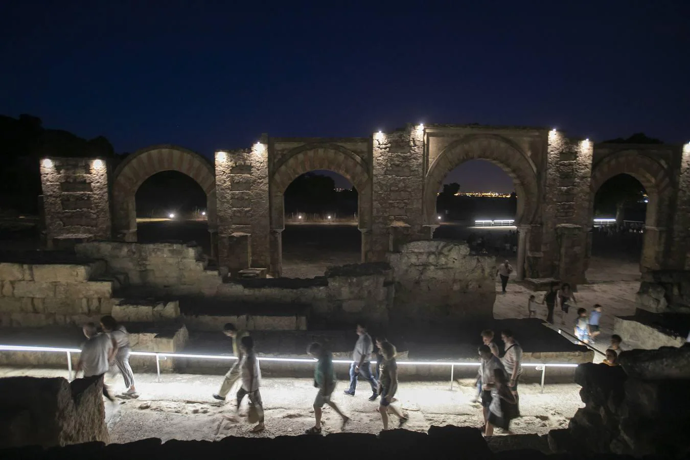 La visitas teatralizadas nocturnas a Medina Azahara, en imágenes