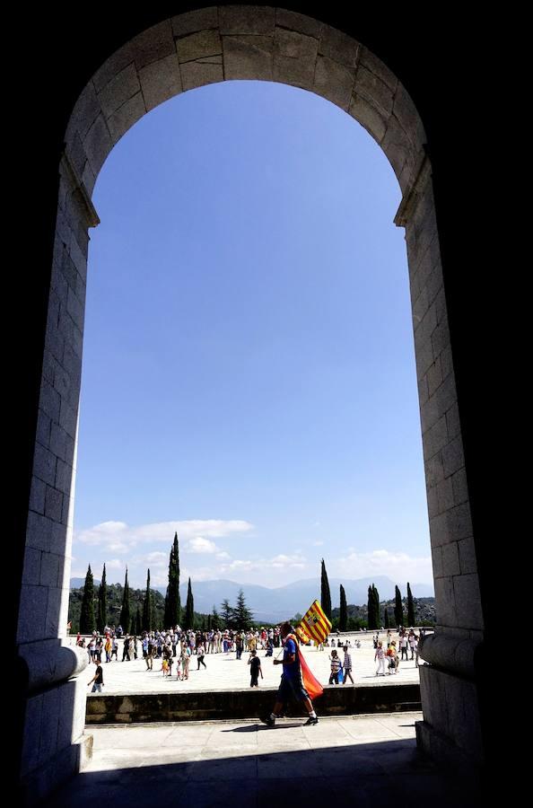 Cientos de personas han acudido este domingo al Valle de los Caídos para protestar contra la intención del Gobierno de Pedro Sánchez de exhumar los restos de Francisco Franco, a la que instó el pasado mes de mayo en una votación el Congreso.. 