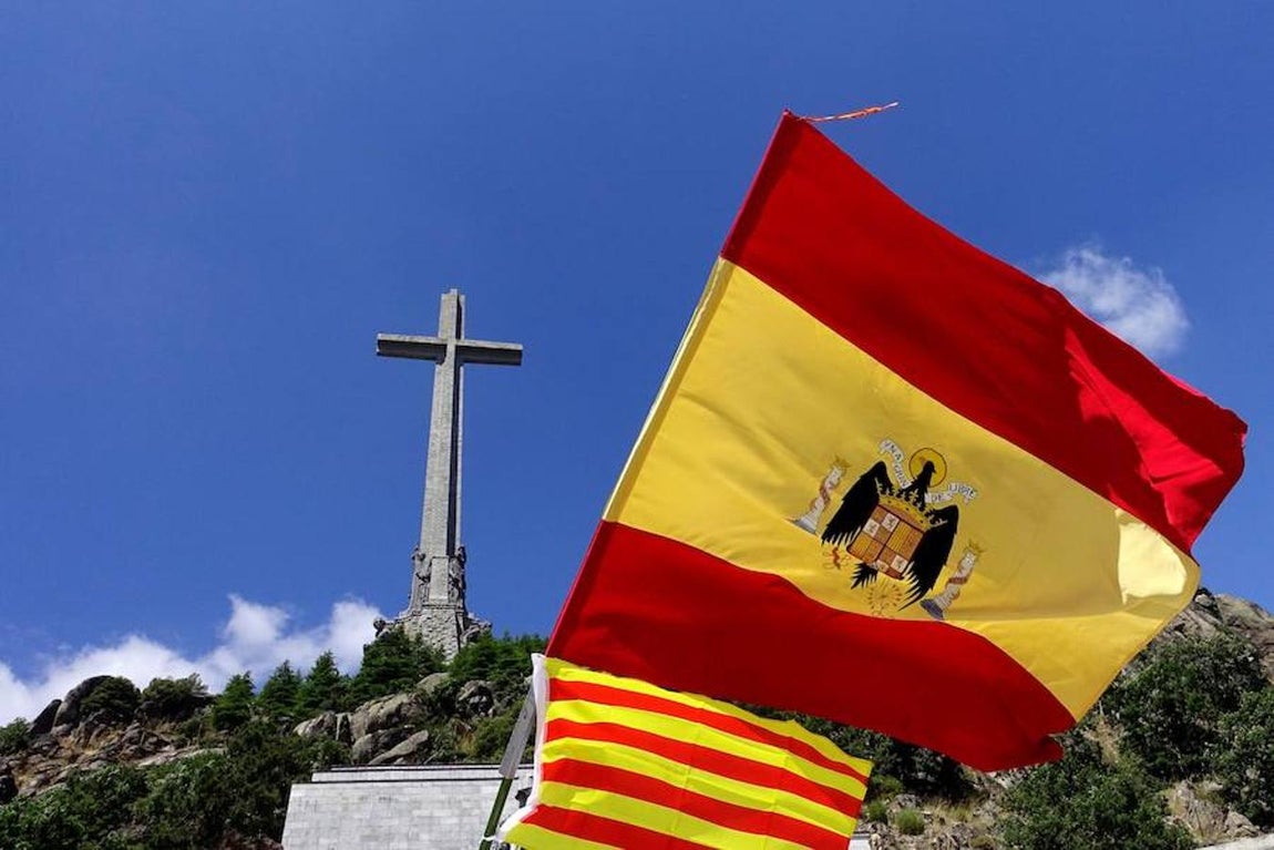 Cientos de personas han acudido este domingo al Valle de los Caídos para protestar contra la intención del Gobierno de Pedro Sánchez de exhumar los restos de Francisco Franco, a la que instó el pasado mes de mayo en una votación el Congreso.. 