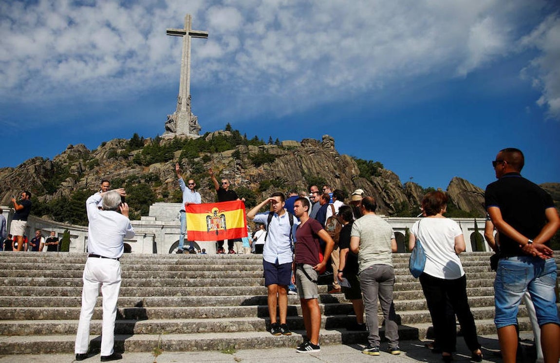 Cientos de personas han acudido este domingo al Valle de los Caídos para protestar contra la intención del Gobierno de Pedro Sánchez de exhumar los restos de Francisco Franco, a la que instó el pasado mes de mayo en una votación el Congreso.. 