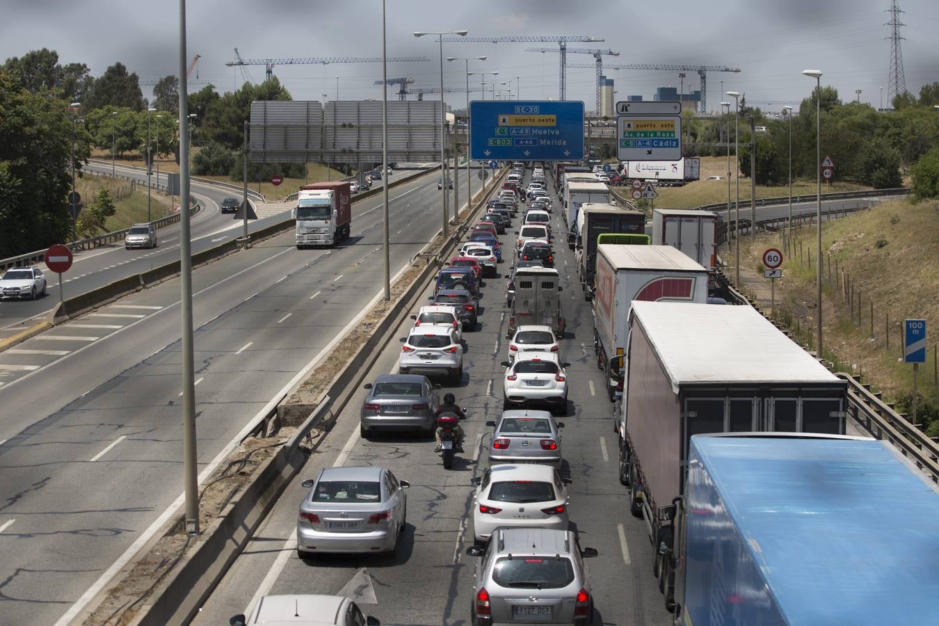 Primeros atascos por el cierre del puente de las Delicias