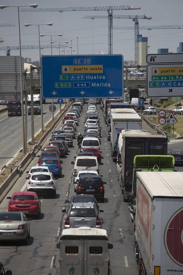 Primeros atascos por el cierre del puente de las Delicias