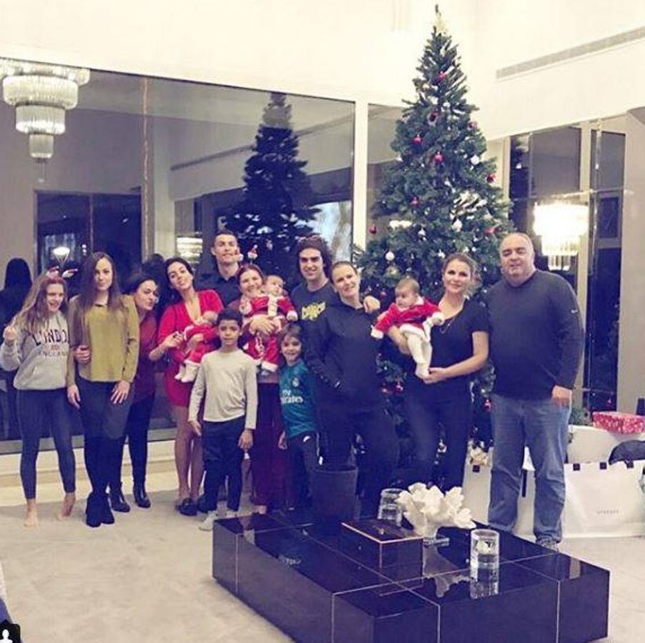 En familia. Cristiano Ronaldo es muy familiar, como ha demostrado en muchas ocasiones. Para el nuevo delantero de la Juventus de Turín, no hay nada mejor que celebrar las navidades en familia, disfrutando de la compañía de los seres queridos.