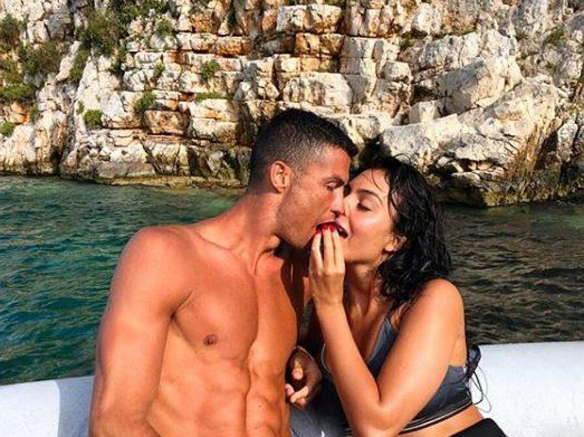 Vacaciones en las islas Griegas. La pareja disfrutó de unos días de relax antes de instalarse en su nuevo domicilio en Turín tras ser fichado por la Juventus. Georgina no ha dudado en ir junto a él, lo que supone también una oportunidad para su crecimiento profesional como modelo.