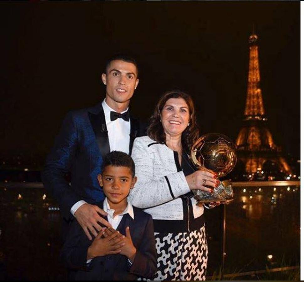 Madre orgullosa. La madre de Cristiano Ronaldo es una de sus máximas confidentes. Hay quienes aseguran que el futbolista tiene complejo de Edipo hacia ella, la mujer que le dio la vida y le vió crecer. Ambos están muy unidos y disfrutan de los grandes éxitos del futbolista.