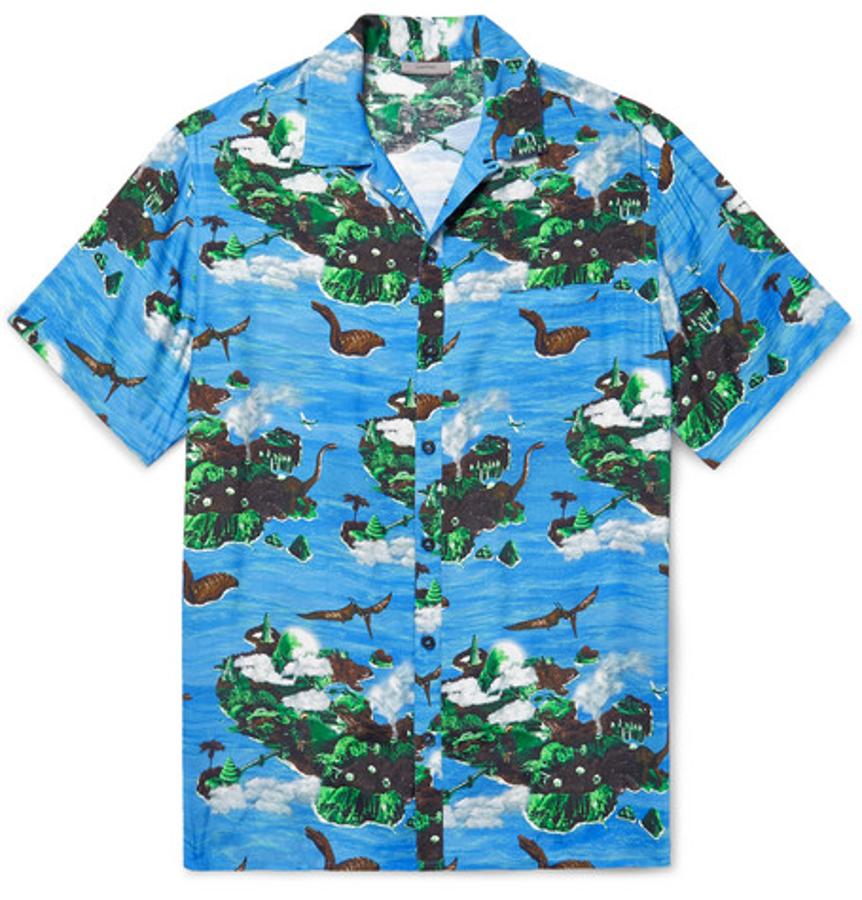 Camisa de Lanvin. Lanvin ha diseñado esta camisa de manga corta realizada en satén con forma cuadrada y con un estampado muy original de dinosaurios, volcanes y naturaleza en tonos verdes. Precio: rebajada de 495 euros a 247,50.