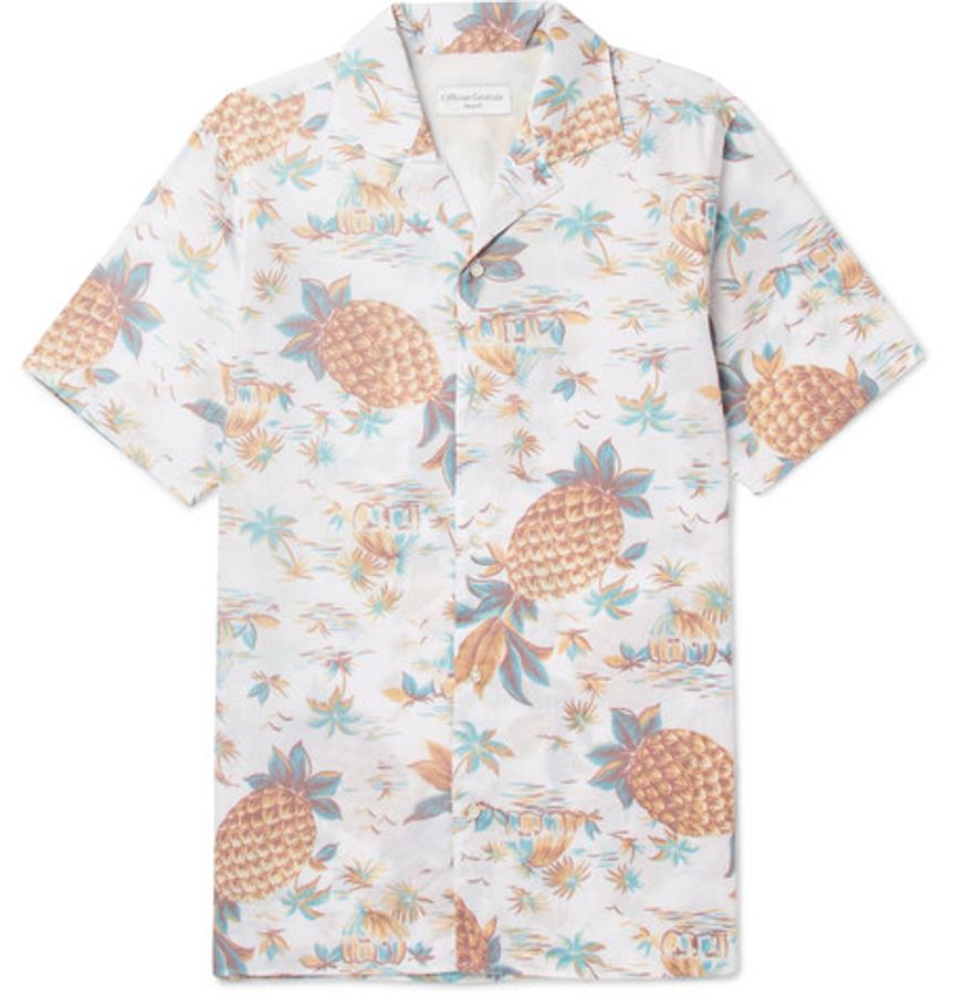 Camisa de Officine Generale. Si uno busca una camisa de manga corta desenfadada los elementos tropicales siempre son un acierto seguro. EN este caso, Officine Generale apuesta por el estampado de piñas que centrará las miradas de todo el que te cruces por la calle. Precio: 200 euros.
