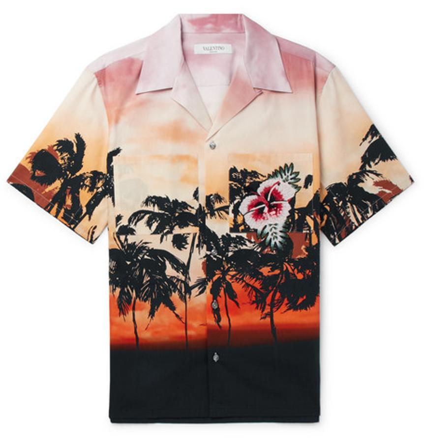 Camisa de Valentino. Valentino firma la camisa de manga corta que viene a la mente de muchos hombres cuando piensan rápido en esta prenda. Palmeras cuyas sombras se aprecian espectaculares gracias a los tonos naranjas y rojizos de un atardecer playero de ensueño. Precio: 790 euros.