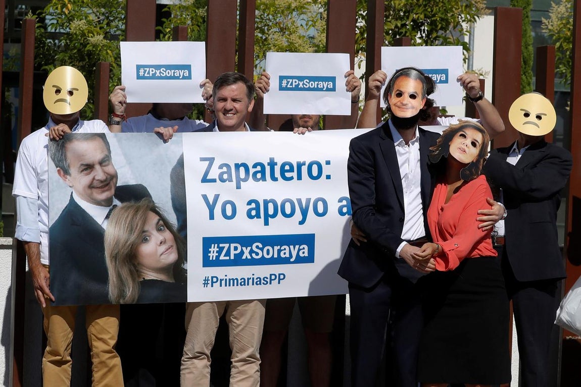 El presidente de Hazte Oír, Ignacio Arsuaga (centro), se manifiesta junto a otros simpatizantes en la puerta donde se celebra el Congreso Nacional del Partido Popular. 