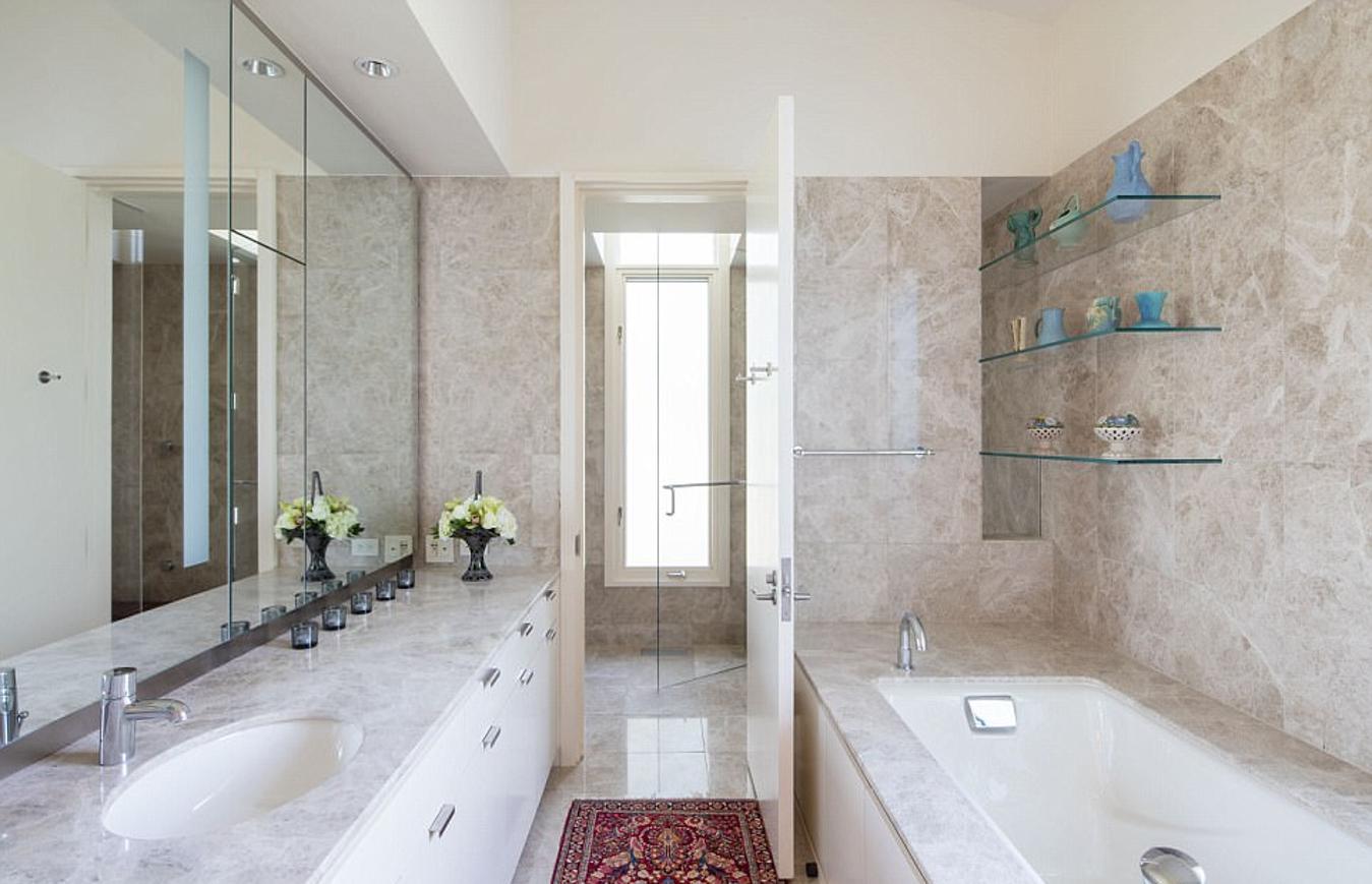 Cuartos de baño. Todos los cuartos de baño son de mármol y madera de colores claros y son de gran tamaño, están revestidos de lujo y tienen calefacción radial