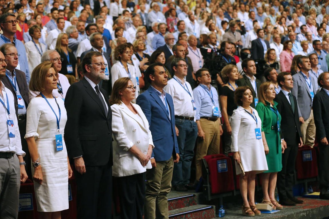 El auditorio entero en pie, escuchando el himno de España, momentos antes de la intervención del presidente de la Comisión Organizadora, Luis de Grandes. 
