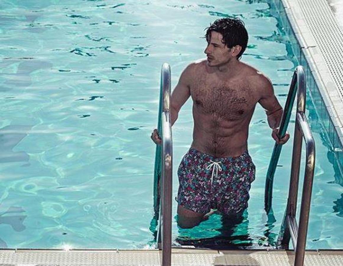 Andrés Velencoso. El modelo y actor deja ver sus pronunciados abdominales en esta imagen que forma parte de una campaña de «The Brubaker»