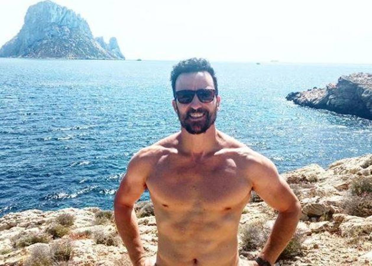 Pablo Puyol. El actor muestra su cuerpo a todos sus seguidores bajo un hashtaf que dice #pavivirasimejornomorirsenunca Aunque ya se ha dejado ver de lo más acaramelado con Irene Junquera, estas vacaciones no las están pasando juntos