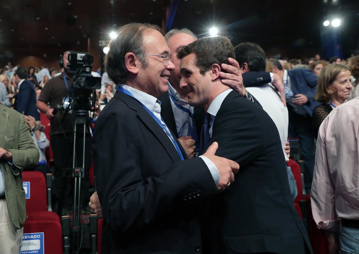 Este sábado se decidirá al próximo presidente del PP que relevará a Mariano Rajoy tras los dicursos de los candidatos: Soraya Sáenz de Santamaría y Pablo Casado. 