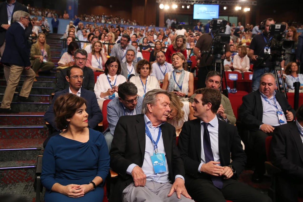 Este sábado se decidirá al próximo presidente del PP que relevará a Mariano Rajoy tras los dicursos de los candidatos: Soraya Sáenz de Santamaría y Pablo Casado. 