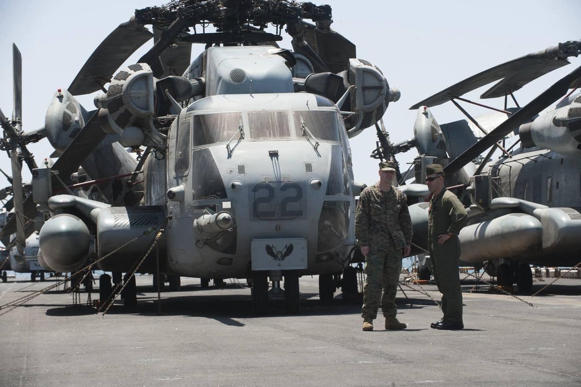 Málaga recibe al portaviones norteamericano Iwo Jima