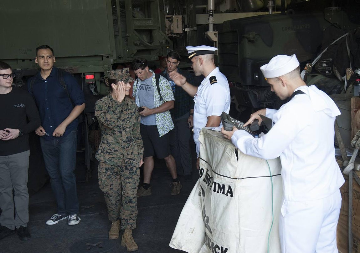 Málaga recibe al portaviones norteamericano Iwo Jima