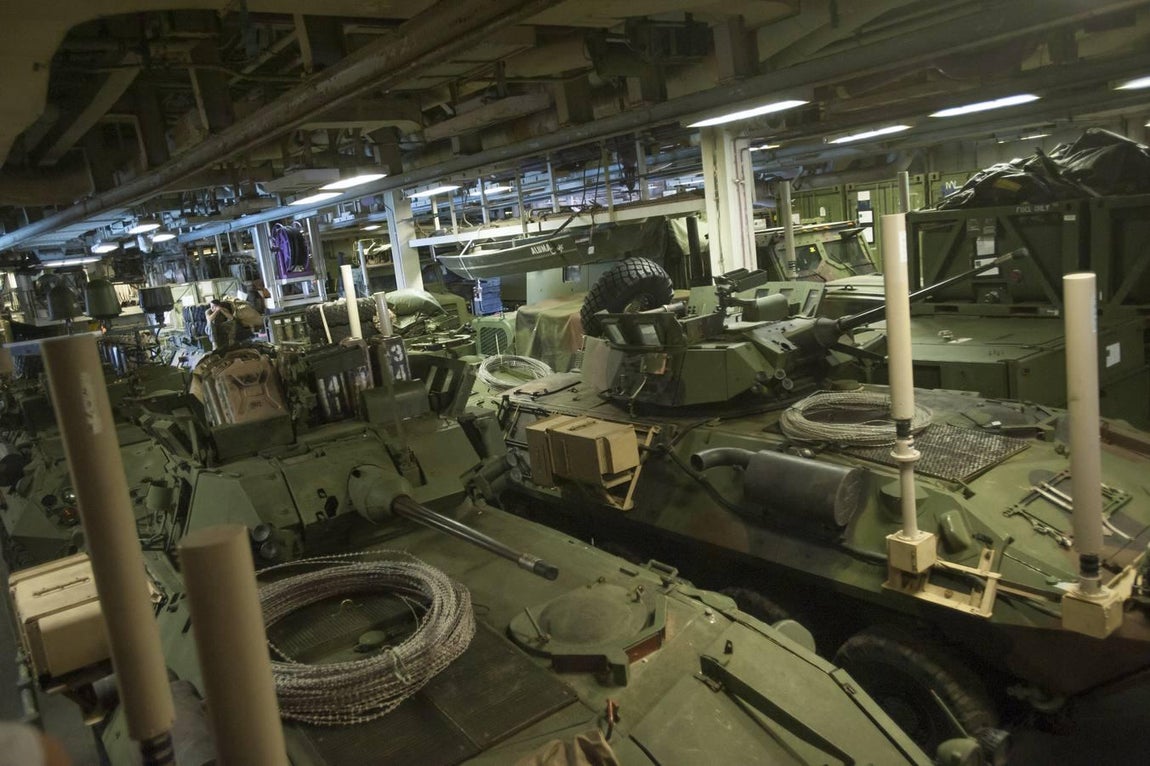 Málaga recibe al portaviones norteamericano Iwo Jima