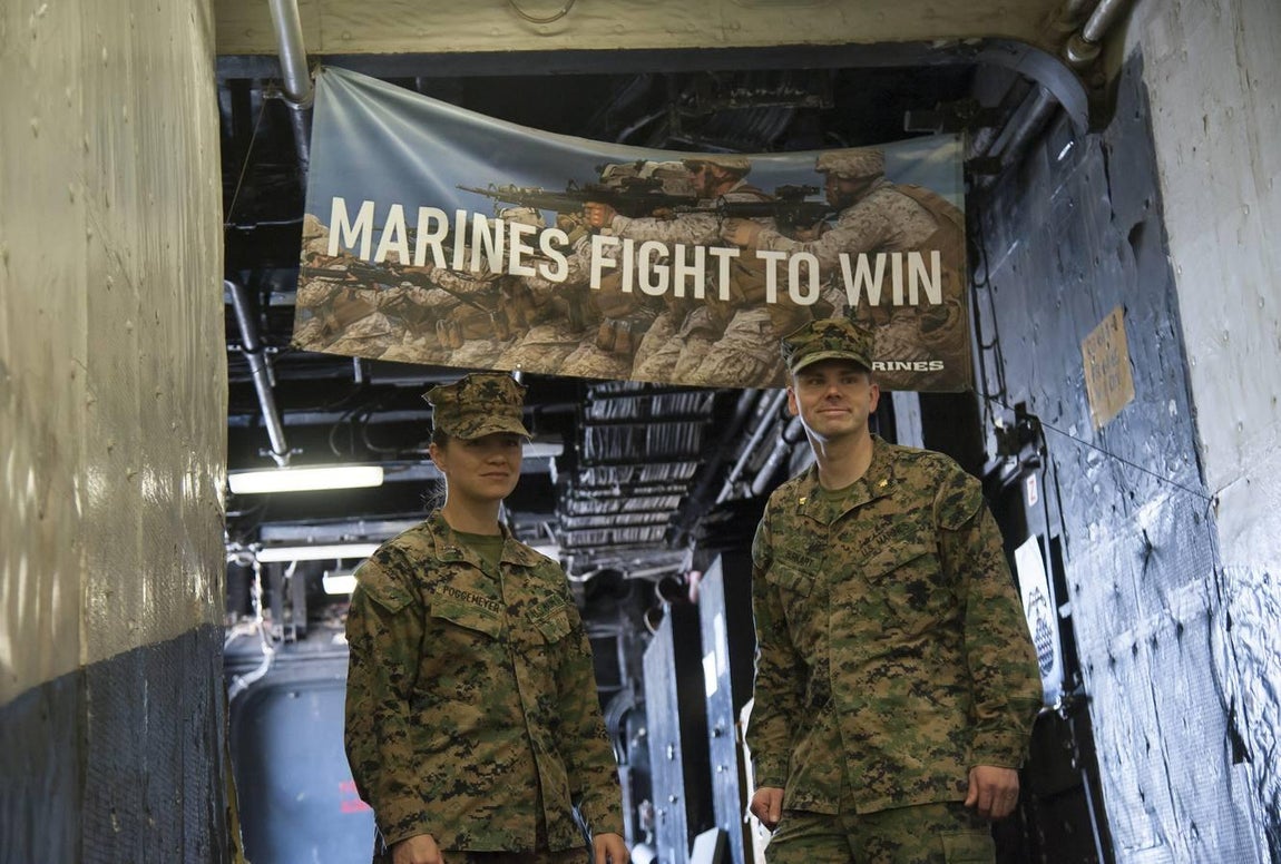 Málaga recibe al portaviones norteamericano Iwo Jima