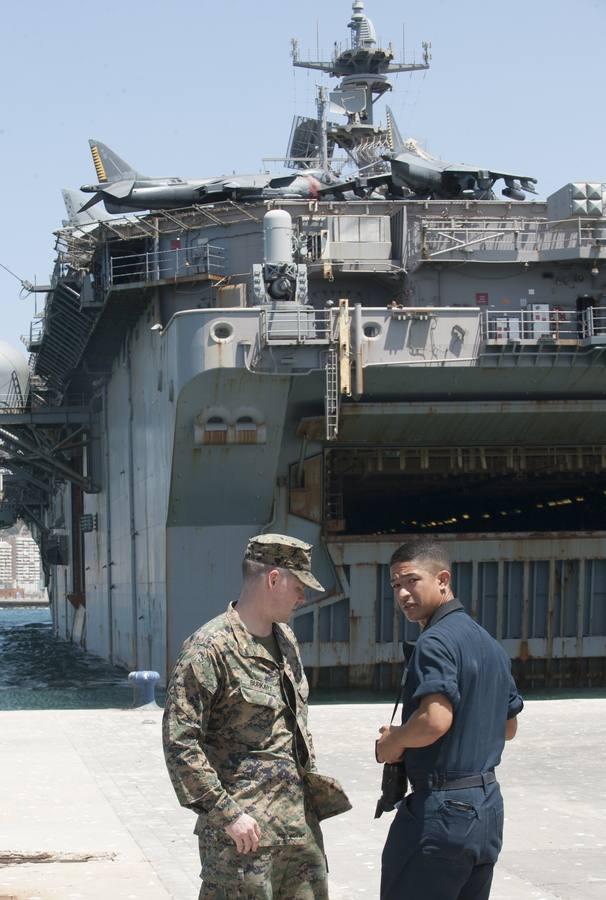 Málaga recibe al portaviones norteamericano Iwo Jima