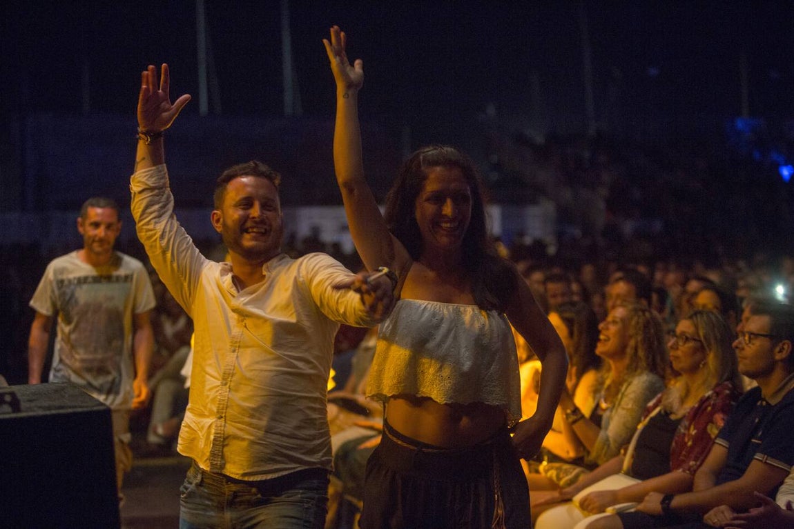 Niña Pastori y Antonio Carmona derrochan magia y sal en su concierto en Sancti Petri