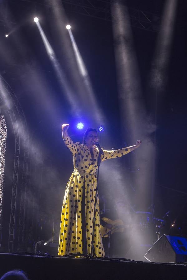 Niña Pastori y Antonio Carmona derrochan magia y sal en su concierto en Sancti Petri