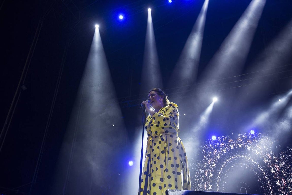 Niña Pastori y Antonio Carmona derrochan magia y sal en su concierto en Sancti Petri