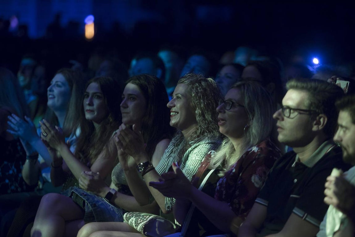 Niña Pastori y Antonio Carmona derrochan magia y sal en su concierto en Sancti Petri
