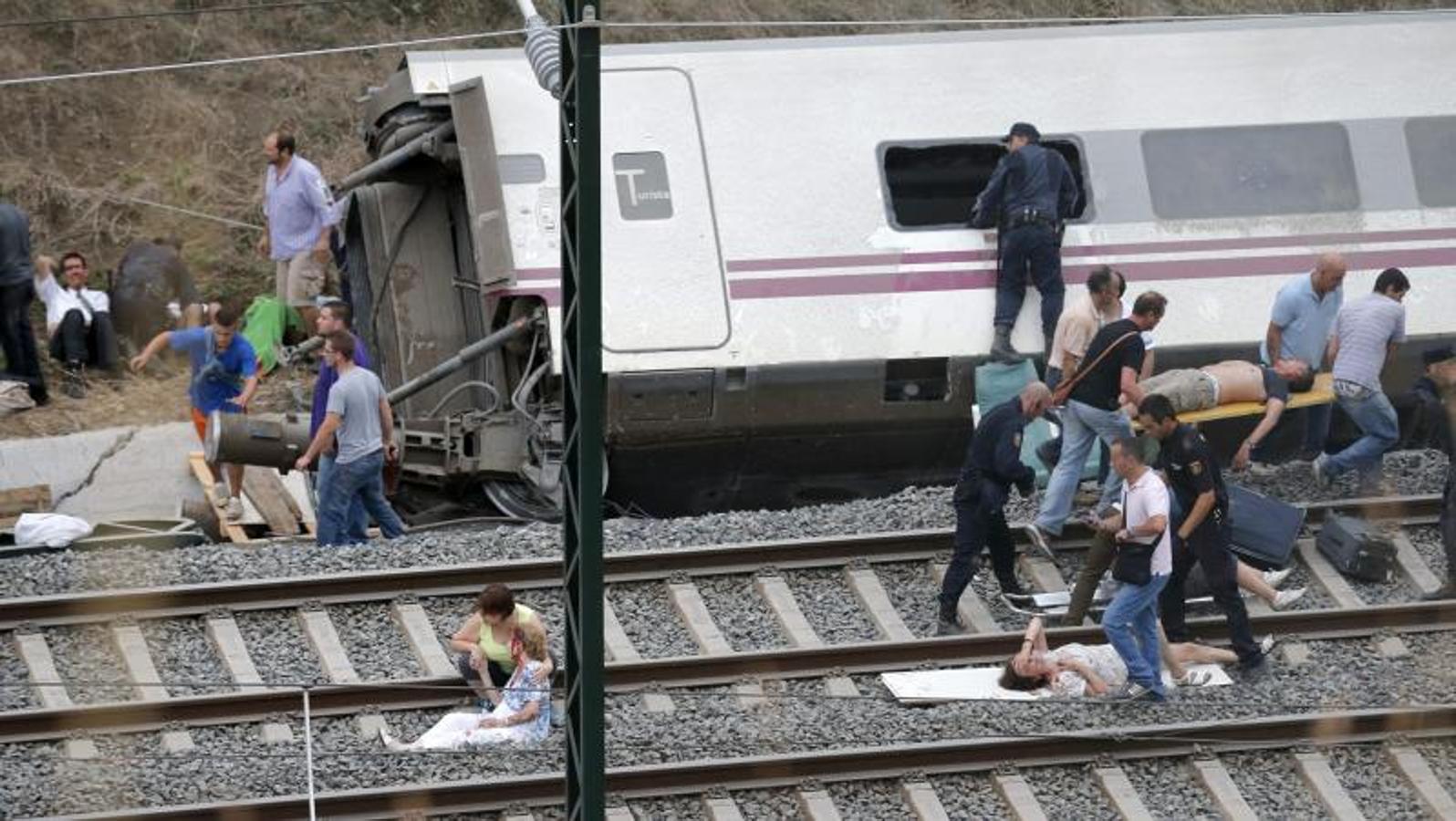 Víctimas del accidente aguardando a los servicios sanitarios. 