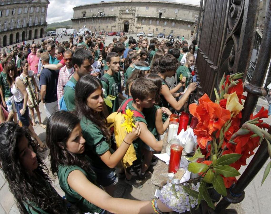 Peregrinos frente a la Catedral de Santiago de Compostela expresan su luto por las víctimas. 