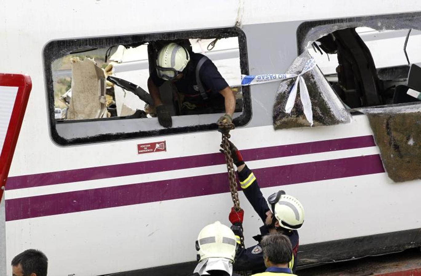 Labores de rescate de los bomberos. 