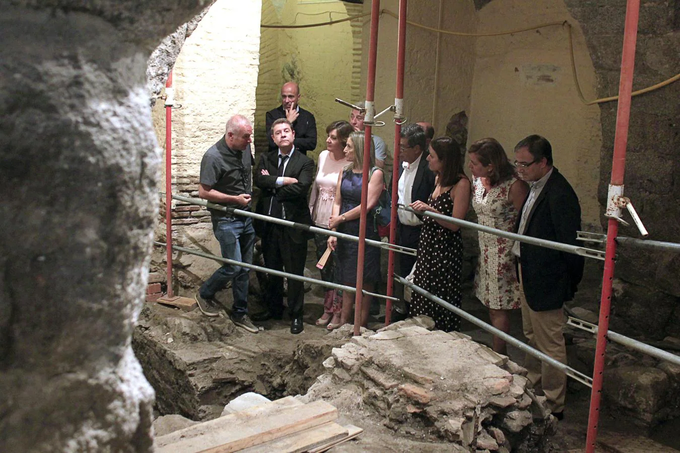 El arqueólogo Arturo Ruiz Taboada explica al presidente y a la alcaldesa la excavación. 