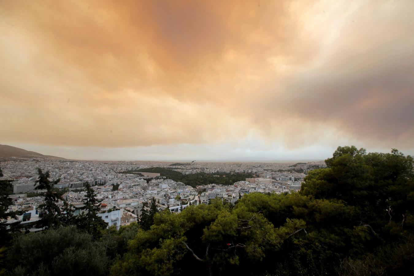 Nubes densas de humo se expanden en el cielo debido un incendio en las montañas de Gerania, a 54 km de Atenas (Grecia). 