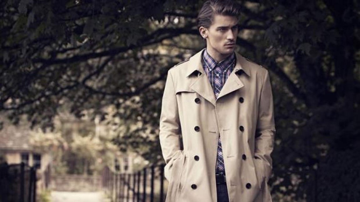 Trench. Thomas Burberry, el inventor de la famosa gabardina, recibió un encargo durante la Primera Guerra Mundial: debía cambiar el diseño de su prenda y adaptarla para la guerra. Se usaría durante la denominada Guerra de Trincheras, uno de los conflictos bélicos más duros de la historia, Burberry tenía que hacerlo práctico para el campo de batalla. Mantuvo un diseño en tejido de gabardina cómodo y que protegiera a los soldados del viento, el frío y la lluvia, y le añadió detalles definitivos que dieron lugar al mítico modelo y que en origen tenían el objetivo de asegurar materiales imprescindibles en las trincheras como las granadas, los mapas o las cantimploras (la traducción de trench al castellano es precisamente trinchera): hebillas con forma de D; trabillas en las hombreras y pechera. Medio millón de soldados lucieron este innovador diseño que, sin embargo, tardó en asentarse en el street style. Burberry, apoyado por la prensa de la época, consiguió convertirlo en un abrigo deseado por la alta sociedad londinense, que hoy en día lo tiene entre sus símbolos.