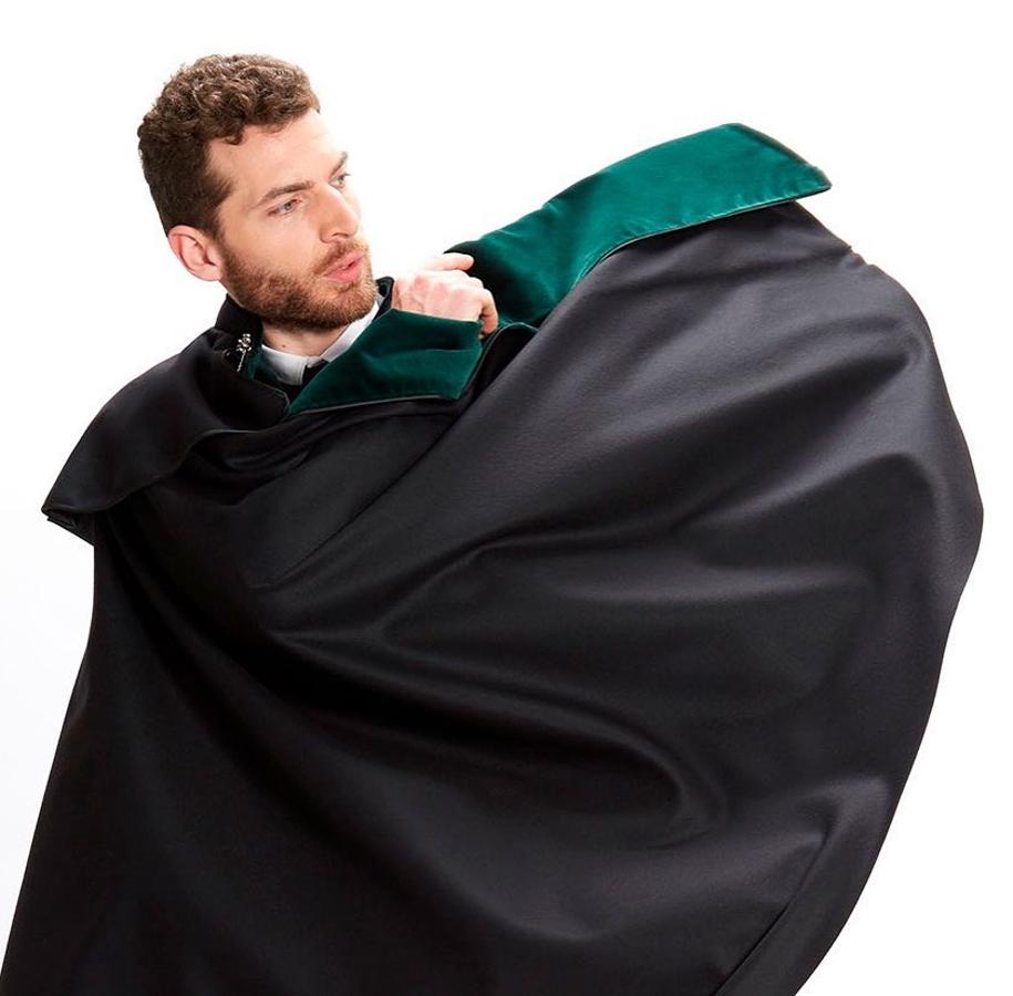 La capa. Es nuestra prenda más característica y la madre del traje de luces, pero también pisó el campo de batalla. Los soldados la usaban para protegerse del frío