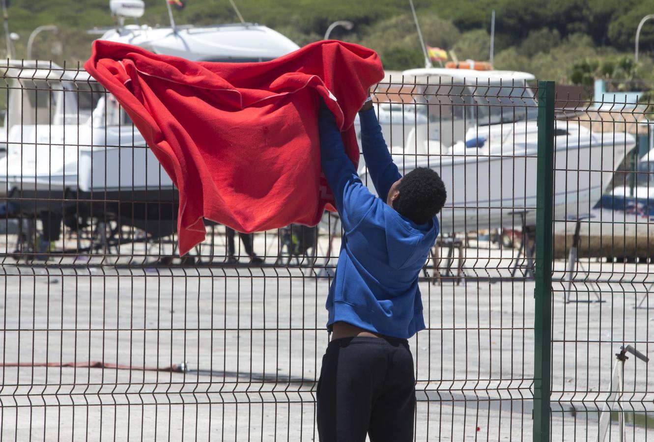 Inmigrantes esperan en el puerto de Barbate ser trasladados