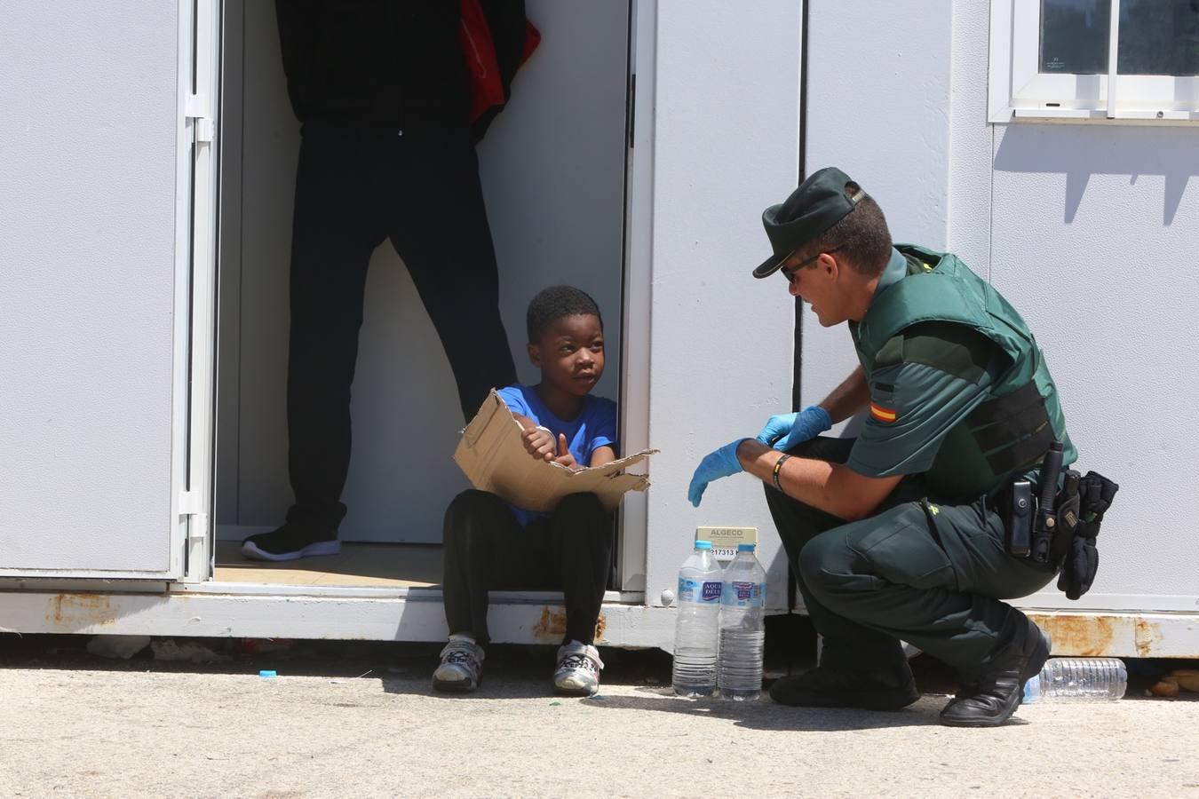 Inmigrantes esperan en el puerto de Barbate ser trasladados