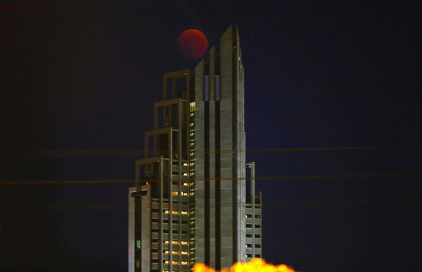 La «Luna de sangre» en Benidorm, España. 